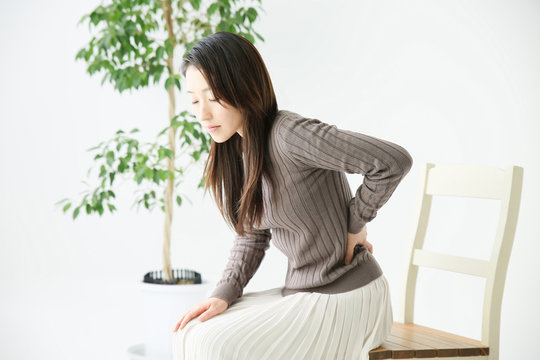 ▼50代女性：しばらく座り、立ち上がり時の腰痛